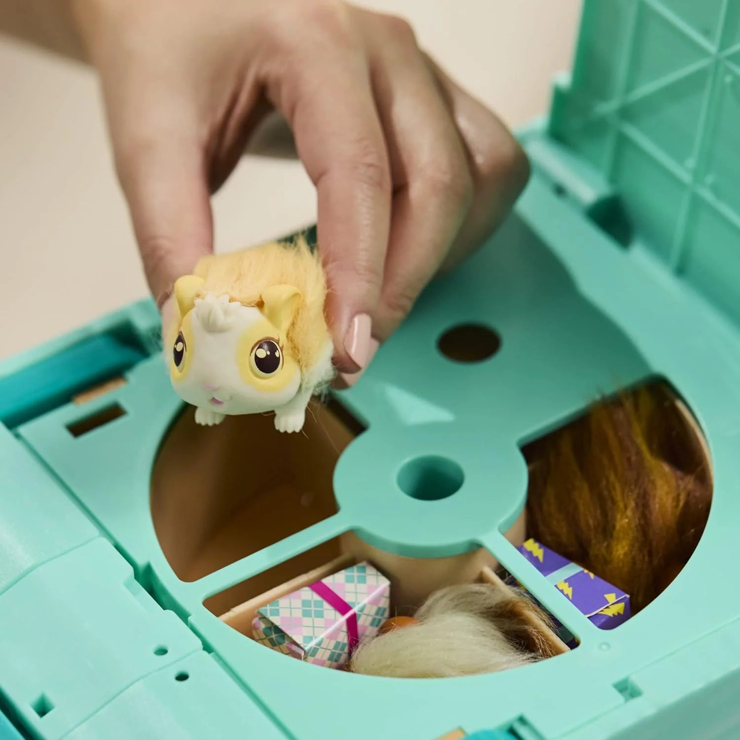 Little Live Pets - Mama Surprise | Soft, Interactive Guinea Pig and her Hutch, and her 3 Babies. 20+ Sounds & Reactions. for Kids Ages 4+, Multicolor, 7.8 x 11.93 x 11.38 inches